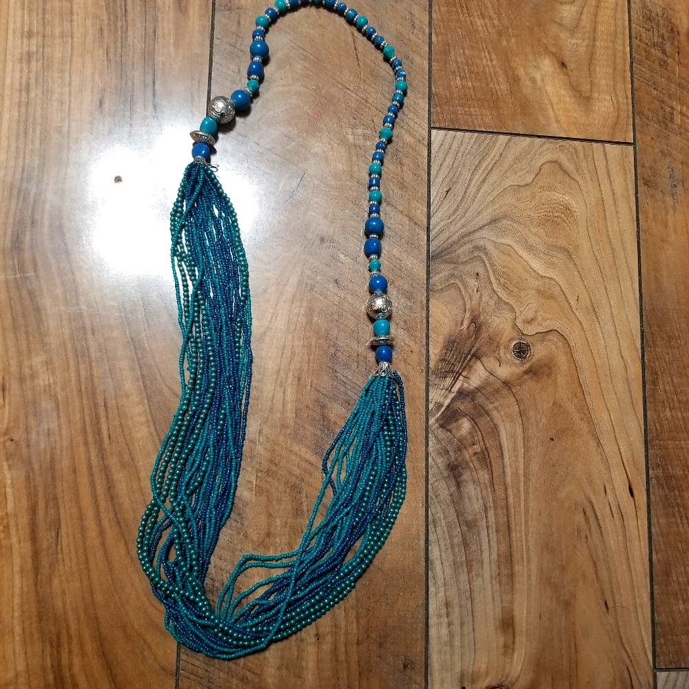 Long necklace with accebt beads